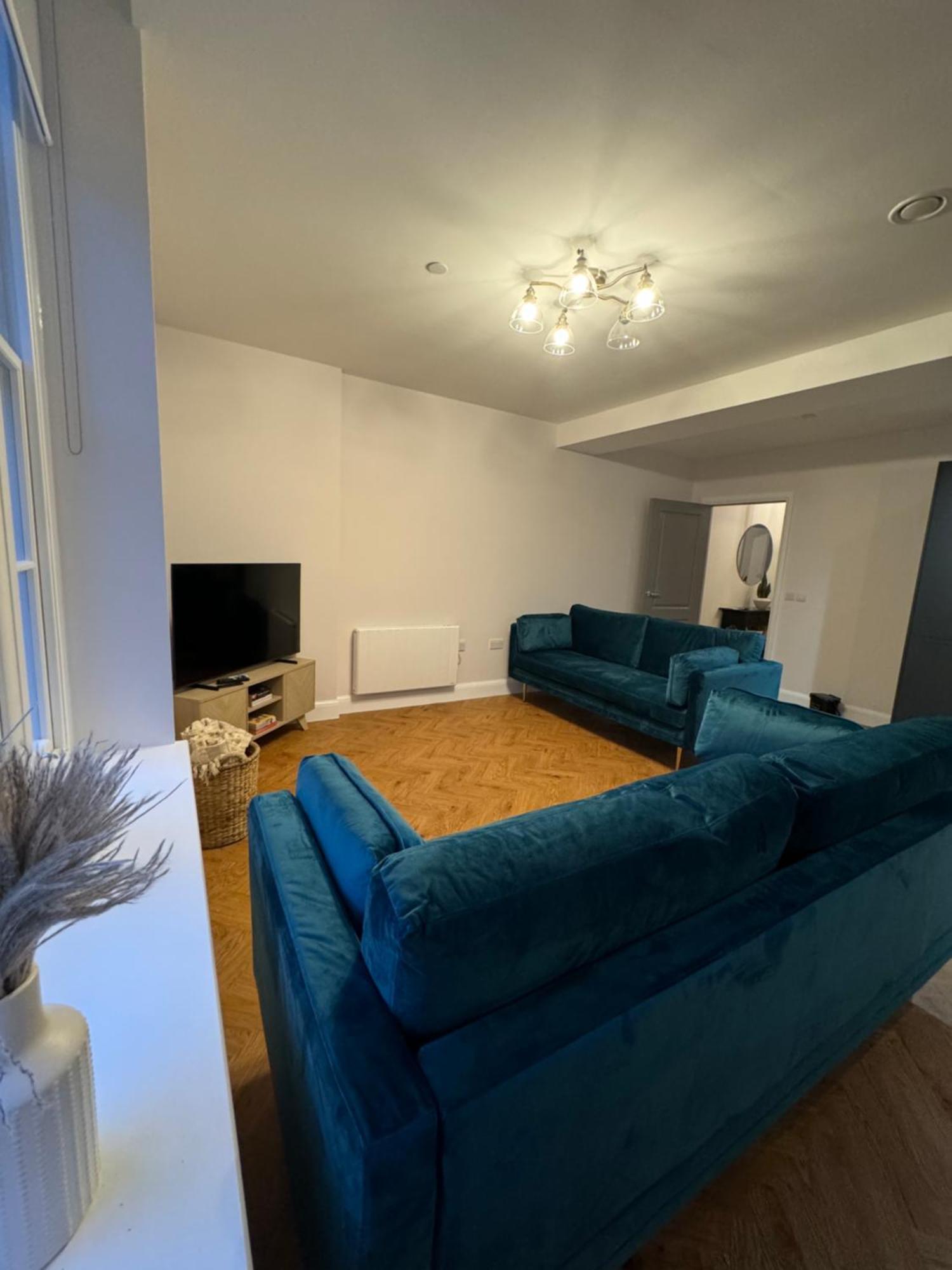 Haus Of Sulis, City Centre Apartment With Lift Access Bath Exterior photo