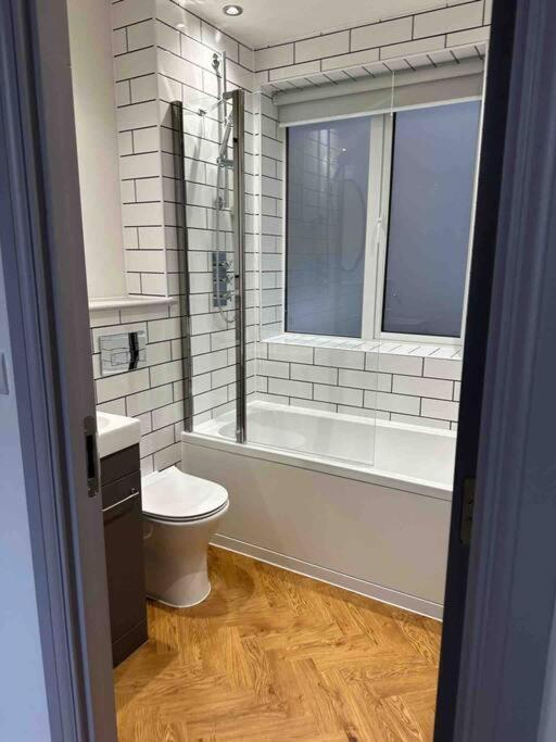 Haus Of Sulis, City Centre Apartment With Lift Access Bath Exterior photo